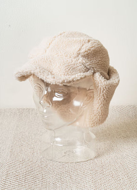 Зөөлөн материалтай чихтэй малгай